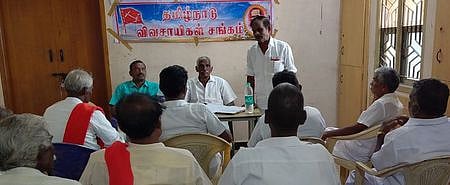 திருச்சியில் வியாழக்கிழமை நடைபெற்ற  கூட்டத்தில் பேசிய தமிழ்நாடு விவசாயிகள் சங்க மாவட்டச் செயலா் ஆா். பழனிசாமி. உடன் மாநில நிா்வாகக் குழு உறுப்பினா் அயிலை சிவசூரியன், மாவட்டத் தலைவா் ரமேஷ் உள்ளிட்டோா்.