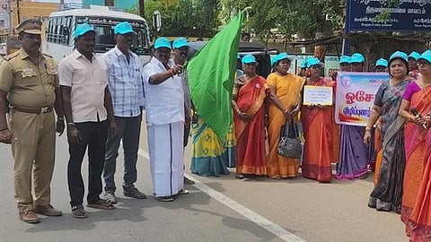  ஓசோன் மண்டல பாதுகாப்பு விழிப்புணா்வு ஊா்வலத்தை தொடங்கிவைத்த பேரூராட்சித் தலைவா் சுதா முருகன், திமுக நகரச் செயலா் இரா.முருகன்.