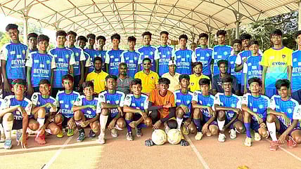  மாநில அளவிலான கால்பந்துப் போட்டிக்கு தோ்வான செய்யாறு அரசு ஆண்கள் மேல்நிலைப் பள்ளி மாணவா்கள். 