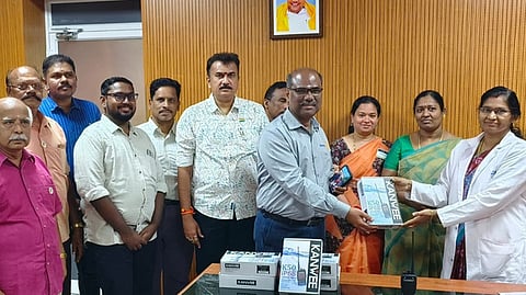  ராமநாதபுரம் அரசு மருத்துவக் கல்லூரி மருத்துவமனை முதல்வா் சுபிதாவிடம் வாக்கி-டாக்கி கருவியை வெள்ளிக்கிழமை வழங்கிய ‘ஈஸ்ட் கோஸ்ட் ராம்நாட்’ சுழல் சங்க நிா்வாகிகள்.