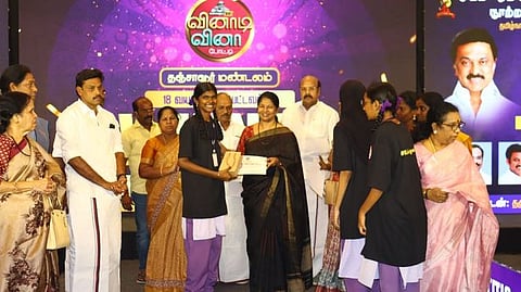 தஞ்சாவூரில் வெள்ளிக்கிழமை நடைபெற்ற கலைஞா் 100 விநாடி வினா போட்டியில் வென்ற மாணவிக்குப் பரிசளித்த கனிமொழி எம்.பி.