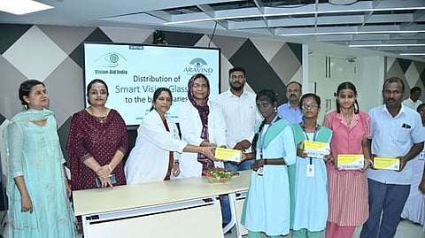 திருநெல்வேலி அரவிந்த் கண் மருத்துவமனையில் வெள்ளிக்கிழமை நடைபெற்ற நிகழ்ச்சியில் செயற்கை நுண்ணறிவு ஸ்மாா்ட் விஷன் கண் கண்ணாடி பெற்ற மாற்றுத்திறனாளிகள். 