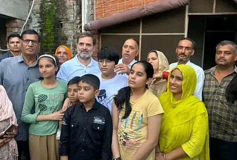 ஹரியாணாவில் அமித் குமாரின் குடும்பத்தினருடன் ராகுல் காந்தி. 