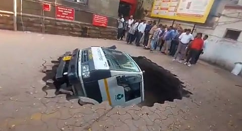 திடீர் பள்ளத்தில் புதைந்த டேங்கர் லாரி