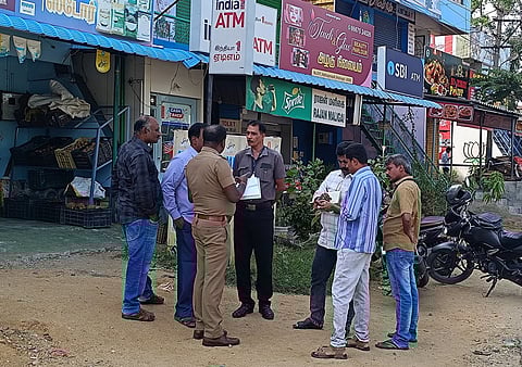 வங்கி ஏடிஎம் மையத்தில் உள்ள இயந்திரத்தை  உடைத்து பணம் கொள்ளையடிக்கப்பட்ட சம்பவம் குறித்து போலீசார் விசாரணை.
