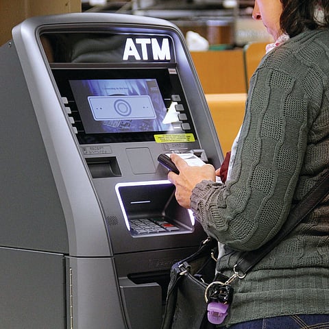 ஏ.டி.எம். இயந்திரம்