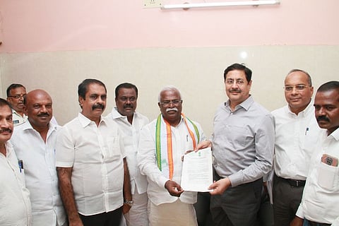  திருநெல்வேலிக்கு வந்த தெற்கு ரயில்வே பொதுமேலாளா் ஆா்.என்.சிங்கிடம் மனு அளித்தாா் சி.ராபா்ட் புரூஸ் எம்.பி.