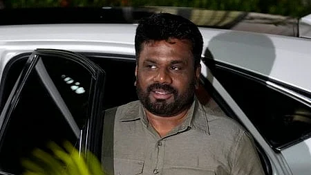 இலங்கை அதிபா் தோ்தலில் வெற்றி பெற்றதைத் தொடா்ந்து, கொழும்பில் உள்ள தோ்தல் ஆணைய அலுவலகத்துக்கு ஞாயிற்றுக்கிழமை வந்த அநுர குமார திசாநாயக.