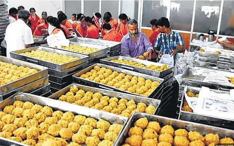 லட்டு விநியோகம்