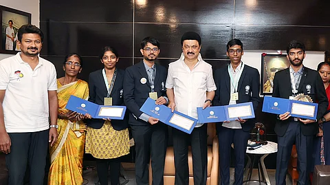 குகேஷ், பிரக்ஞானந்தா, வைஷாலிக்கு தலா ரூ.25 லட்சத்திற்கான ஊக்கத்தொகை, அணியின் தலைவர் ஸ்ரீநாத் நாராயணனுக்கு ரூ.15 லட்சத்திற்கான காசோலை வழங்கி பாராட்டிய முதல்வர் மு.க.ஸ்டாலின்.  அருகில் அமைச்சர் உதயநிதி ஸ்டாலின் மற்றும் பிரக்ஞானந்தாவின் தாயார் நாகலக்‌ஷ்மி.