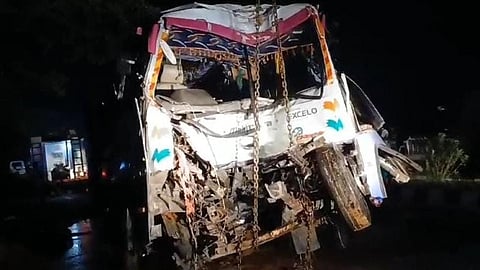 விபத்தில் சேதமடைந்த சுற்றுலா வேன்