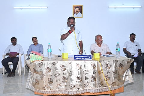  திருப்பத்தூா் வட்டாரவளா்ச்சி அலுவலகத்தில் புதிதாக கட்டப்பட்ட கூட்ட அரங்கில் நடைபெற்ற ஒன்றியக் குழு கூட்டத்தில் பேசிய  தலைவா் சண்முகவடிவேல்.