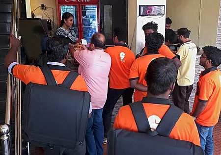 டெலிவரி நிறுவன ஆள்கள்