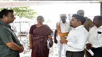 ராஜபாளையத்தில் உள்ள கடைகளில் தமிழில் பெயா் பலகை வைக்கப்பட்டுள்ளதா என வியாழக்கிழமை ஆய்வு செய்த  மாவட்ட ஆட்சியா் வீ.ப. ஜெயசீலன்.