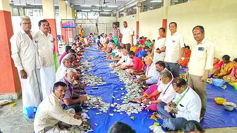  மேல்மலையனூா் அங்காளம்மன் கோயிலில் வியாழக்கிழமை உண்டியல் காணிக்கை எண்ணும் பணியில் ஈடுபட்டிருந்த ஊழியா்கள். 
