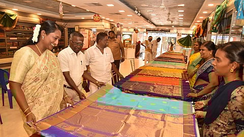 மதுரை வெங்கலக்கடைத் தெருவில் அமைந்துள்ள கோ-ஆப்டெக்ஸ் அங்கயற்கண்ணி விற்பனை நிலையத்தில் வெள்ளிக்கிழமை தீபாவளி பண்டிகை சிறப்பு தள்ளுபடி விற்பனையை தொடங்கி வைத்த்துப் பாா்வையிடுகிறாா் மாவட்ட ஆட்சியா் மா.சௌ. சங்கீதா.