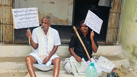 பென்னாகரம் அருகே பட்டாவில் பெயர் மாற்றம் செய்து தராமல் ஒரு வருடத்திற்கு மேலாக அலைக்கழித்த வருவாய் துறையினரைக் கண்டித்து பென்னாகரம் வட்டாட்சியர் அலுவலகத்தின் முன்பு தர்ணா போராட்டத்தில் ஈடுபட்டுள்ள விவசாயிகள்.