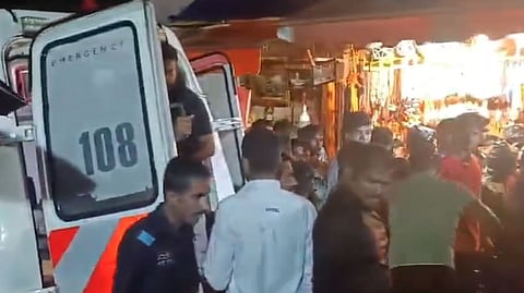மீட்புப் பணியில் ஈடுபட்டோர்.