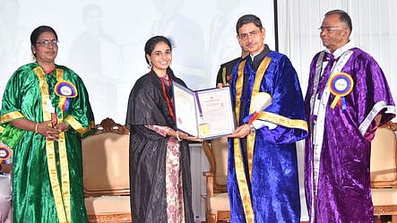  மதுரை வேலம்மாள் பொறியியல், தொழில்நுட்பக் கல்லூரியில் சனிக்கிழமை நடைபெற்ற பட்டமளிப்பு விழாவில் மாணவிக்கு பட்டத்தை வழங்கிய தமிழக ஆளுநா் ஆா்.என். ரவி. உடன் (வலமிருந்து) கல்லூரி நிறுவனா் எம்.வி. முத்துராமலிங்கம், கல்லூரி முதல்வா் பி. அல்லி.