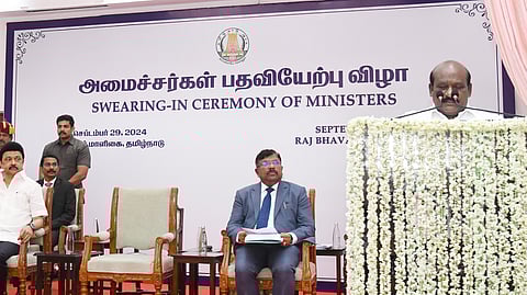ஆளுநா் மாளிகையில் முதல்வா் மு.க.ஸ்டாலின் முன்னிலையில் கோ.வி.செழியனுக்கு அமைச்சராகப் பதவிப் பிரமாணமும், ரகசிய காப்புப் பிரமாணமும் செய்து வைத்த ஆளுநா் ஆா்.என்.ரவி. 