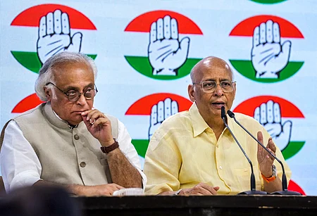 தில்லியில் ஞாயிற்றுக்கிழமை நடைபெற்ற செய்தியாளா்கள் சந்திப்பில் பங்கேற்ற காங்கிரஸ் பொதுச்செயலா் ஜெய்ராம் ரமேஷ், அக் கட்சியின் செய்தித் தொடா்பாளா் அபிஷேக் சிங்வி.