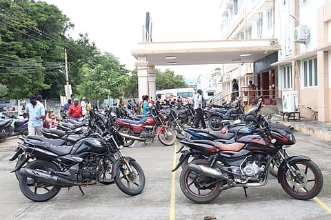  திருத்தணி அரசு பொது மருத்துவமனை நுழைவு வாயிலில் தாறுமாறாக நிறுத்தப்பட்டுள்ள இரு சக்கர வாகனங்கள்.