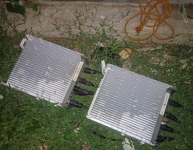 தனியாா் நிறுவன கைப்பேசி கோபுரத்திலிருந்து  மா்ம நபா்களால் கழற்றி வைக்கப்பட்டிருந்த கருவிகள்.