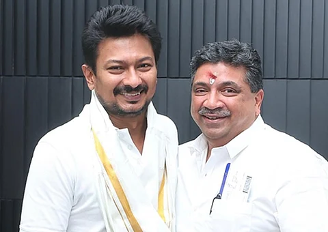 துணை முதல்வராகப் பொறுப்பேற்றுள்ள உதியநிதி ஸ்டாலினை சந்தித்து வாழ்த்து தெரிவித்த பழனிவேல் தியாகராஜன்