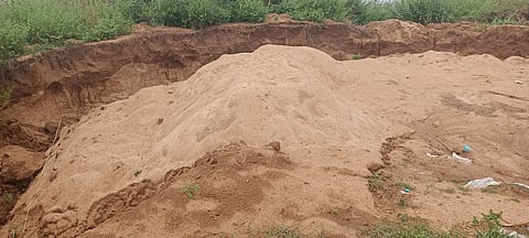 கூவம் ஆற்றின் கரையோரம் குவித்து வைக்கப்பட்டுள்ள கடத்தல் மணல்.