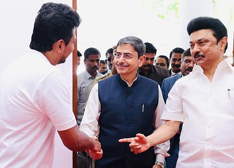ஆளுநர் ஆர்.என்.ரவியிடம் துணை முதல்வர் உதயநிதி ஸ்டாலினை அறிமுகம் செய்து வைத்த முதல்வர் மு.க.ஸ்டாலின்.