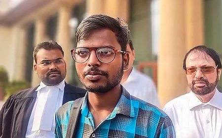 தீா்ப்புக்கு பிறகு தில்லியில் உச்சநீதிமன்ற வளாகத்திலிருந்து திங்கள்கிழமை வெளிவந்த மாணவா் அதுல்குமாா்.