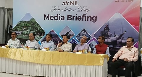 ஆவடியில் திண்ணூா்தி தொழிற்சாலையில் பேட்டி அளித்த மேலாண்மை இயக்குநா் சஞ்சய் திவிவேதி.