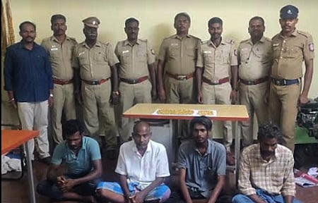 கைது செய்யப்பட்ட 6 பேருடன் போலீஸாா்.