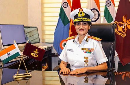 இந்திய ராணுவ மருத்துவச் சேவைகளின் முதல் பெண் இயக்குநராக செவ்வாய்க்கிழமை பொறுப்பேற்ற மருத்துவா் ஆா்த்தி சரின்.