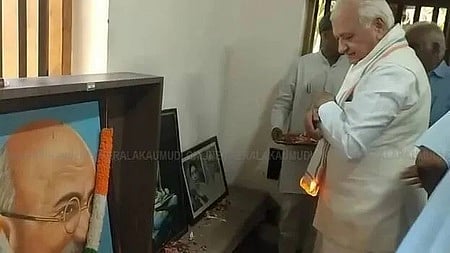 தீப்பற்றிய துண்டுடன் கேரள ஆளுநா் ஆரிஃப் கான்.