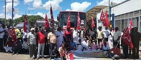 தஞ்சாவூா் பழைய பேருந்து நிலையத்தில் சாலை மறியல் போராட்டத்தில் ஈடுபட்ட சிஐடியு அமைப்பினா்.