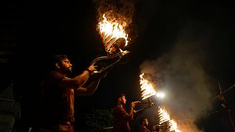 பெருமைகள் பல பெற்ற கங்கை நதிக்கு நன்றிக் கடனாக நாள்தோறும் மாலை வேளையில் செய்யப்படும் பூஜையே 'கங்கா ஆரத்தி' ஆகும். இந்த மாபெரும் பூஜையானது கங்கைக் கரையில் சிறப்பாக நடைபெறும்.