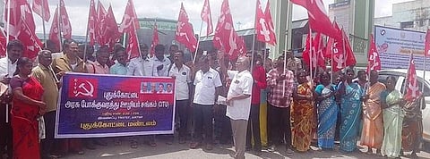 புதுக்கோட்டையில் மறியல் போராட்டத்தில் ஈடுபட்ட சிஐடியு தொழிற்சங்கத்தினா்.