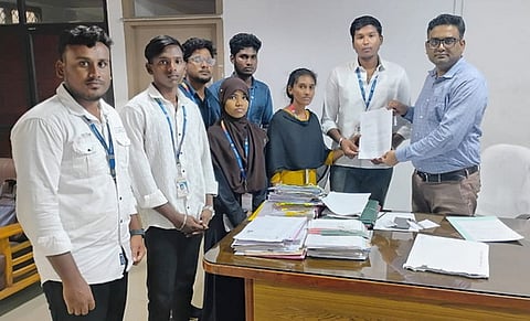 புதுச்சேரியில் உயா்கல்வித் துறை இயக்குநா் அமான் சா்மாவை சந்தித்த கல்லூரி மாணவா்கள்.