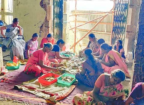 உண்டியல் காணிக்கைகளை எண்ணிய கோயில் பணியாளா்கள், தன்னாா்வலா்கள்.