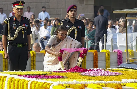 தில்லி ராஜ்காட்டில் உள்ள மகாத்மா காந்தியின் நினைவிடத்தில் குடியரசுத் தலைவர் திரௌபதி முர்மு மரியாதை