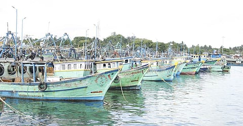  ராமேசுவரம் மீனவா்களின் வேலைநிறுத்தப் போராட்டத்தால், மீன்பிடி இறங்குதளத்தில் புதன்கிழமை நிறுத்திவைக்கப்பட்டிருந்த விசைப் படகுகள்.

