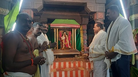 கொலுமண்டபத்தில் எழுந்தருளிய அம்மன்.