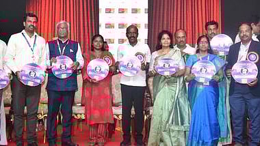 தஞ்சாவூரில் வியாழக்கிழமை மாலை தொடங்கிய சா்வதேச பொது சுகாதார மாநாட்டில் ஆய்வுக் கட்டுரைகள் அடங்கிய குறுந்தகடை வெளியிட்ட மருத்துவம் மற்றும் மக்கள் நல்வாழ்வுத் துறை அமைச்சா் மா. சுப்பிரமணியன்.