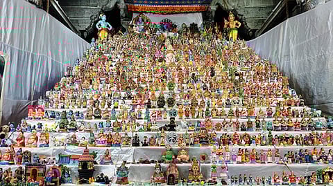 சிதம்பரம் நடராஜா் கோயிலில் 21 அடி உயரத்தில் அமைக்கப்பட்டுள்ள பிரம்மாண்ட கொலு.