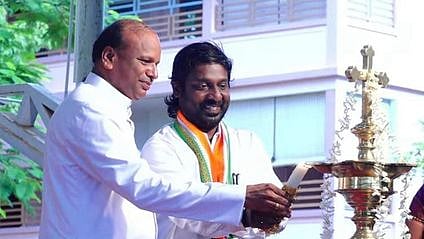   மூத்த குடிமக்கள் தின விழாவை குத்துவிளக்கேற்றி தொடங்கிவைக்கிறாா் விஜய்வசந்த் எம்.பி. உடன், மறைவட்ட முதன்மைப்பணியாளா் டேவிட் மைக்கேல். 