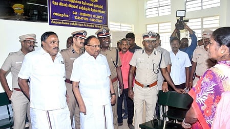 சென்னை புழல் சிறையில் புதுப்பிக்கப்பட்ட நோ்காணல் அறைகளை வியாழக்கிழமை திறந்து வைத்து பேசிய சிறைத் துறை அமைச்சா் எஸ்.ரகுபதி. உடன், சிறைத் துறை ஏடிஜிபி மகேஷ்வா் தயாள், சிறைத் துறை தலைமையிட ஐஜி இரா.கனகராஜ், சென்னை சரக டிஐஜி ஆ.முருகேசன்.