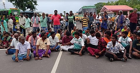  குயிலம் கூட்டுச்சாலை பகுதியில் வெள்ளிக்கிழமை மறியல் போராட்டத்தில் ஈடுபட்ட குயிலம் கிராம மக்கள்.