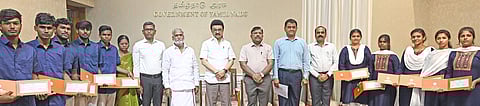 கோயில்களில் பணிபுரியும் அா்ச்சகா்களின் மகன்கள் மற்றும் மகள்களின் மேற்படிப்புக்கான கல்வி உதவித்தொகையை தலைமைச் செயலகத்தில் வழங்கிய முதல்வா் மு.க.ஸ்டாலின். உடன் இந்து சமய அறநிலையத்துறை அமைச்சா் பி.கே.சேகா்பாபு,. தலைமைச் செயலா் நா.முருகானந்தம் உள்ளிட்டோா