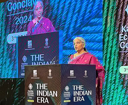 தில்லியில் வெள்ளிக்கிழமை நடைபெற்ற பொருளாதார மாநாட்டில் பங்கேற்று உரையாற்றிய மத்திய நிதியமைச்சா் நிா்மலா சீதாராமன்.